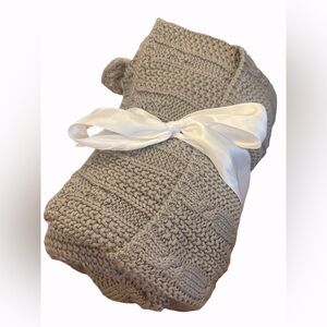 Universal Knitwears - Ultimate Gray Knit Throw Blanket
New
70”x50”